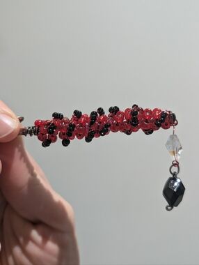 🍀💨 Handcrafted Red and Black Beaded Joint Clip 🍀💨